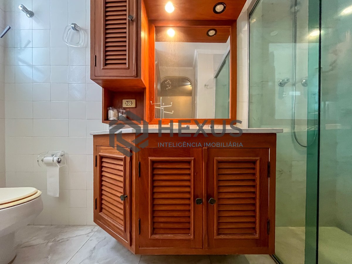 Foto 20 de Apartamento com varanda e vista mar na quadra mar da Praia das Pitangueiras, Guaruja