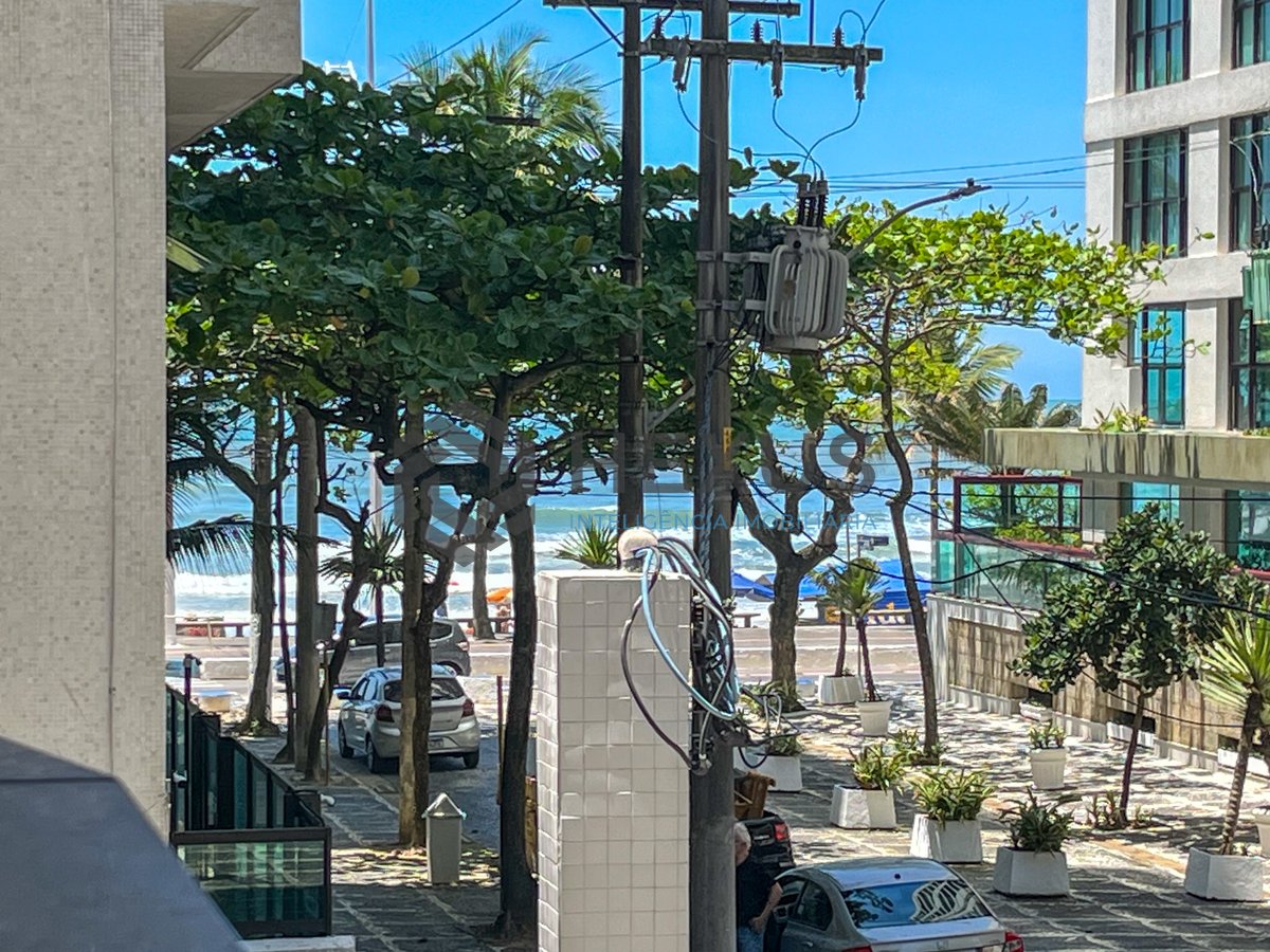 Foto 10 de Apartamento com varanda e vista mar na quadra mar da Praia das Pitangueiras, Guaruja