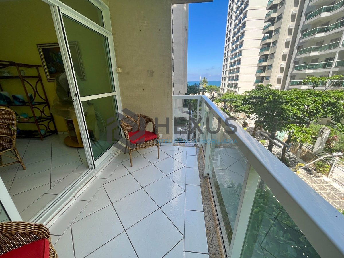 Foto 2 de Apartamento com varanda e vista mar na beira mar da Praia das Pitangueiras, Guaruja