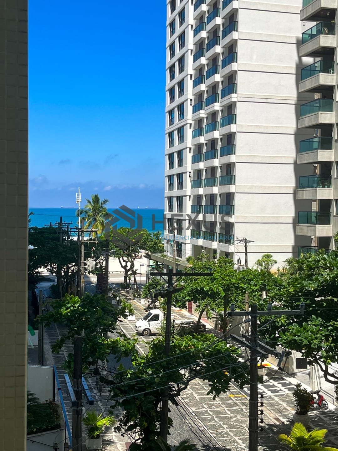 Foto 15 de Apartamento com varanda e vista mar na beira mar da Praia das Pitangueiras, Guaruja