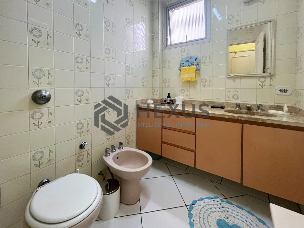 Foto 16 de Apartamento com varanda e vista mar na beira mar da Praia das Pitangueiras, Guaruja