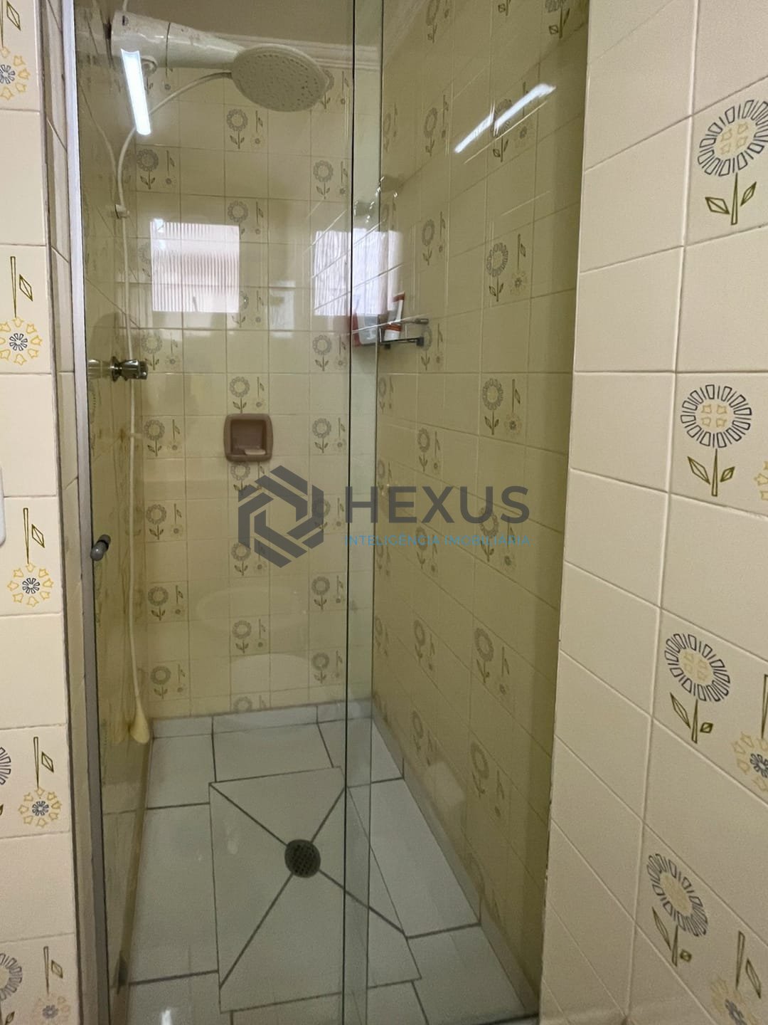 Foto 17 de Apartamento com varanda e vista mar na beira mar da Praia das Pitangueiras, Guaruja