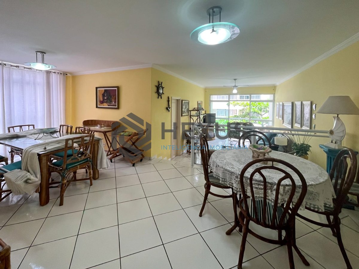 Foto 3 de Apartamento com varanda e vista mar na beira mar da Praia das Pitangueiras, Guaruja