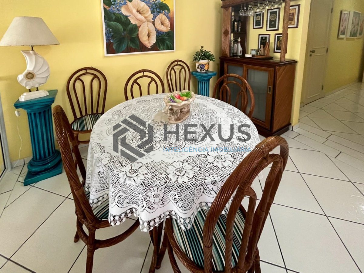 Foto 5 de Apartamento com varanda e vista mar na beira mar da Praia das Pitangueiras, Guaruja