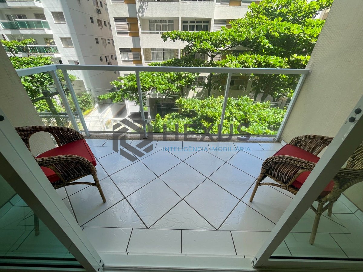 Foto 10 de Apartamento com varanda e vista mar na beira mar da Praia das Pitangueiras, Guaruja