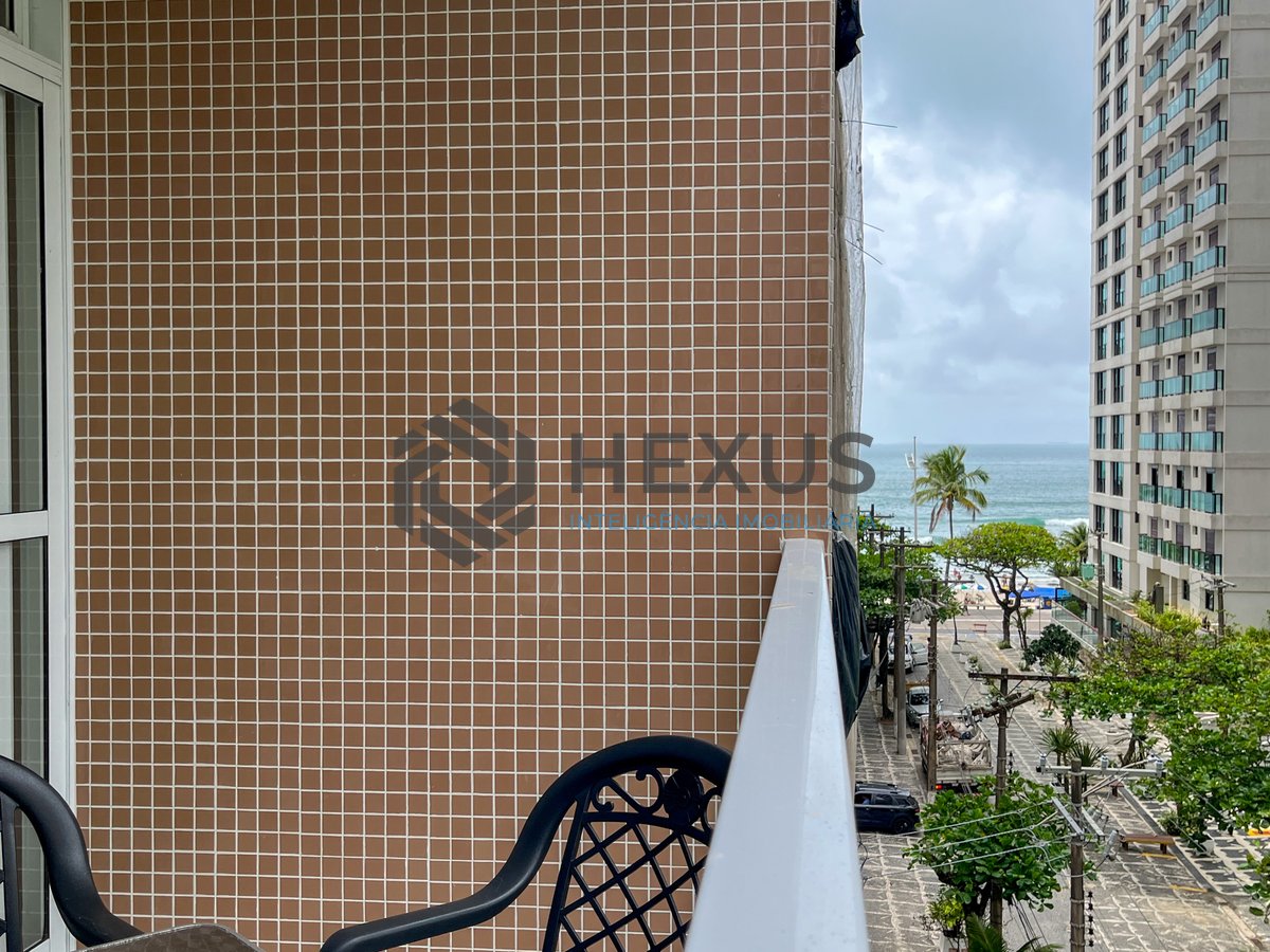 Foto 14 de Apartamento com varanda e vista mar na quadra mar da Praia das Pitangueiras, Guaruja