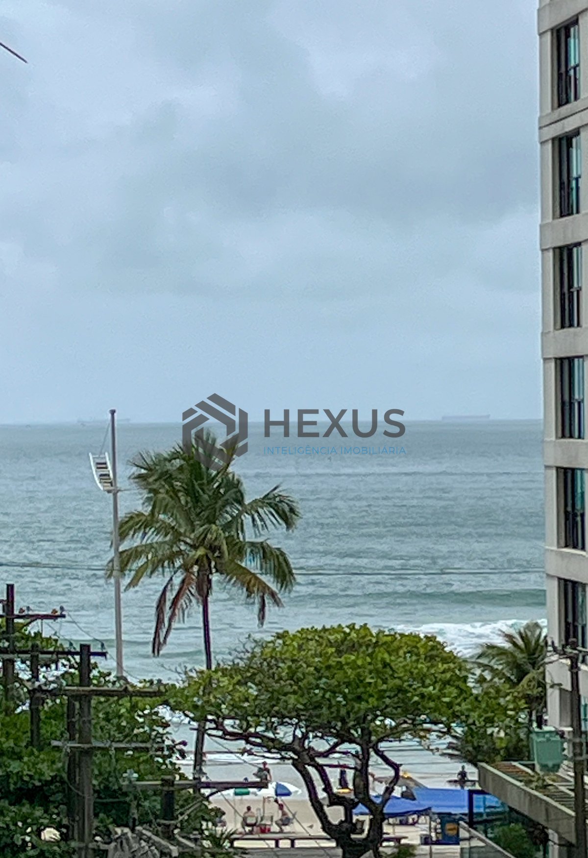 Foto 15 de Apartamento com varanda e vista mar na quadra mar da Praia das Pitangueiras, Guaruja