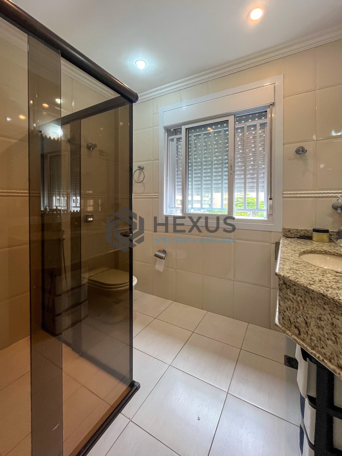 Foto 28 de Apartamento com varanda e vista mar na quadra mar da Praia das Pitangueiras, Guaruja