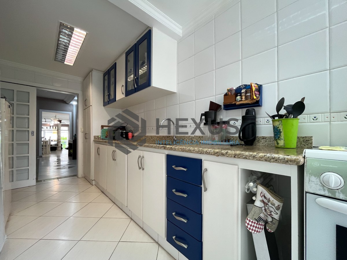 Foto 31 de Apartamento com varanda e vista mar na quadra mar da Praia das Pitangueiras, Guaruja