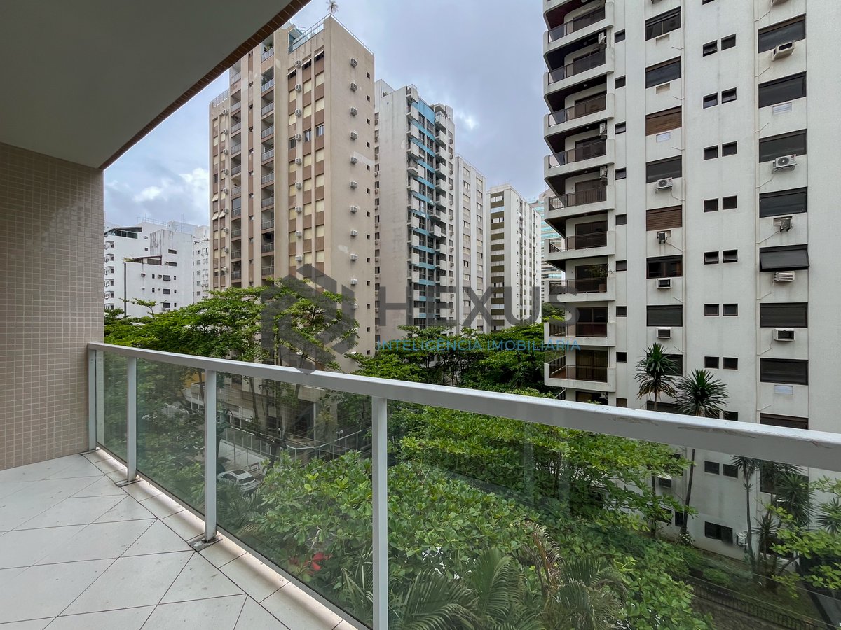 Foto 8 de Apartamento com varanda e vista mar na quadra mar da Praia das Pitangueiras, Guaruja