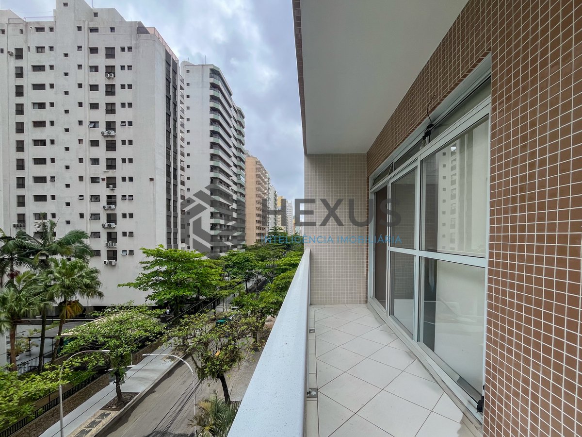 Foto 9 de Apartamento com varanda e vista mar na quadra mar da Praia das Pitangueiras, Guaruja