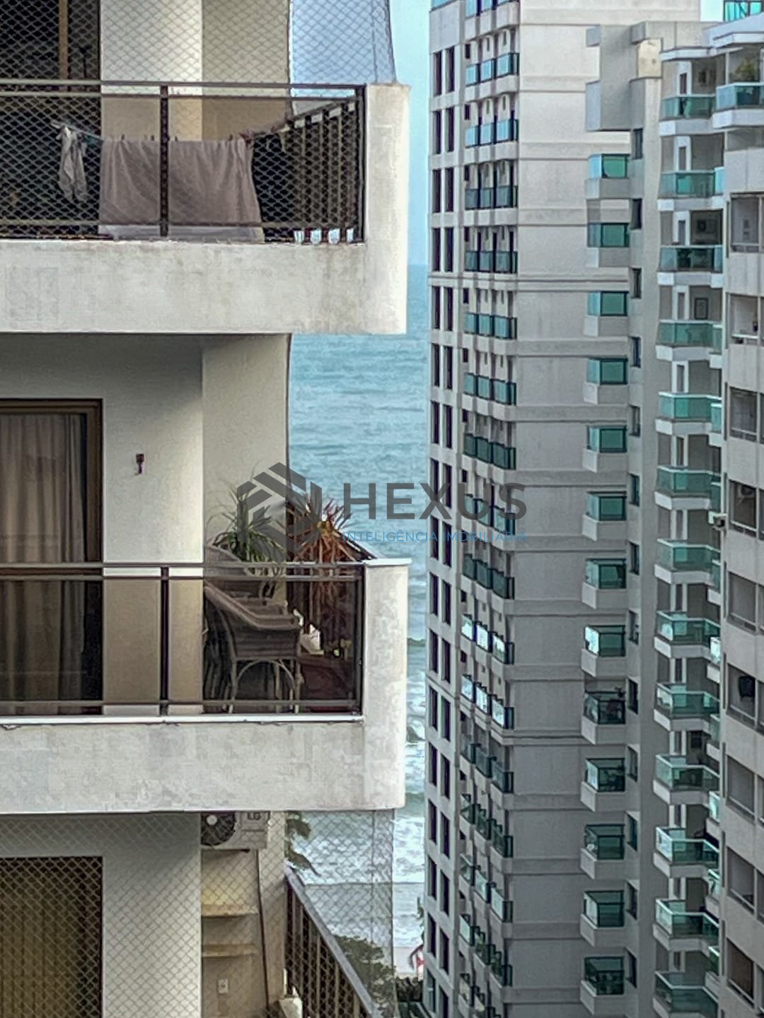 Foto 3 de Apartamento com varanda e lazer na Praia das Pitangueiras, Guaruja