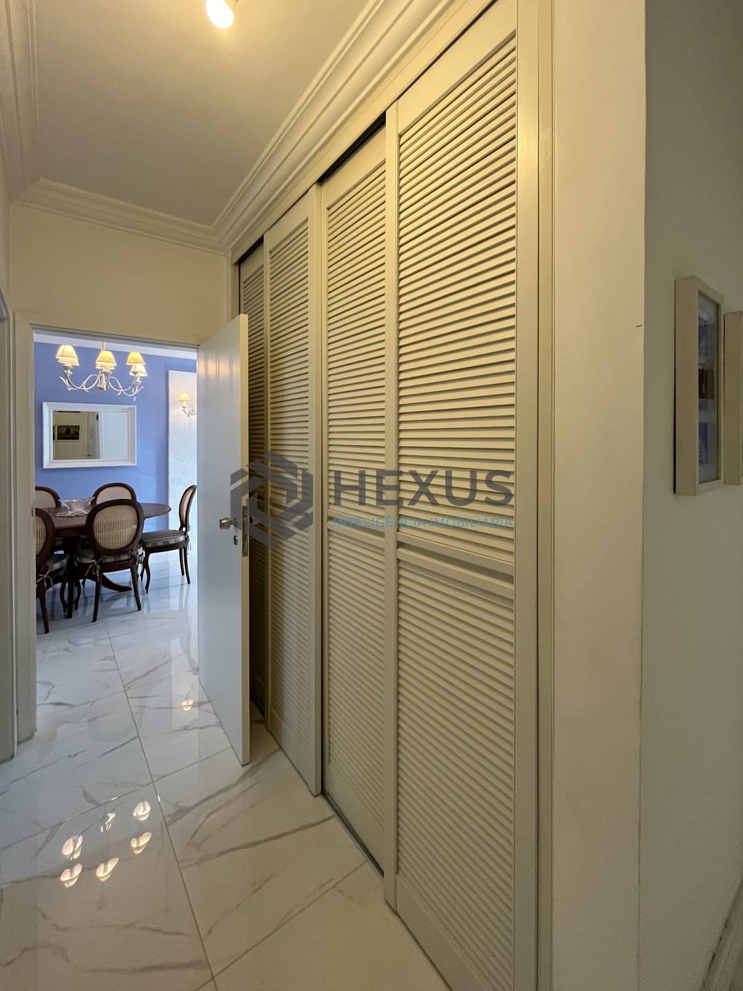 Foto 9 de Apartamento com varanda e lazer na Praia das Pitangueiras, Guaruja