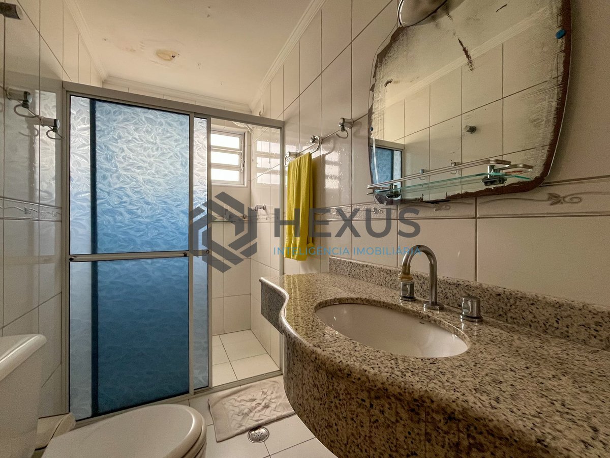 Foto 14 de Apartamento com varanda e vista mar na beira mar da Praia das Pitangueiras, Guaruja