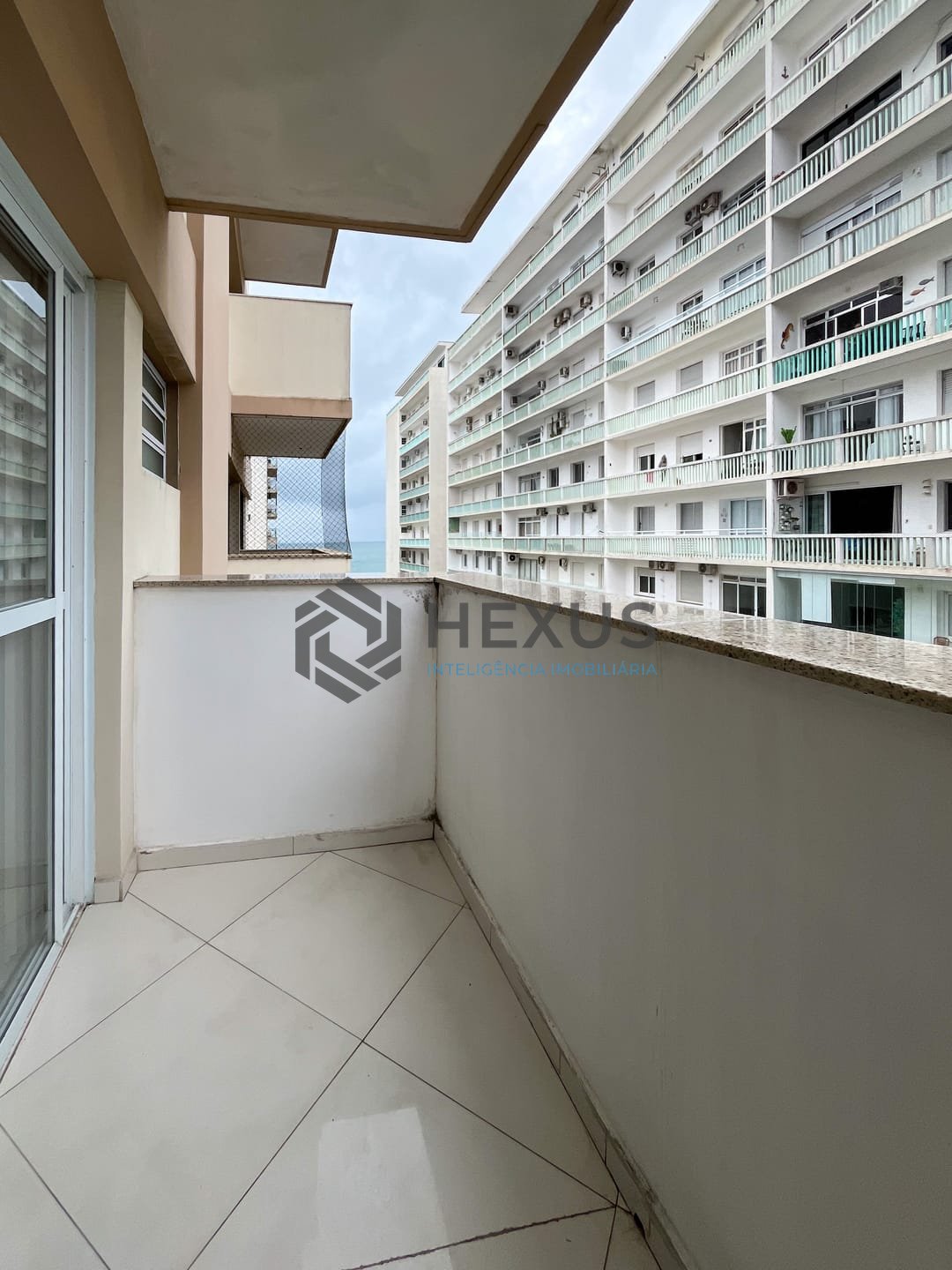 Foto 7 de Apartamento com varanda e vista mar na beira mar da Praia das Pitangueiras, Guaruja