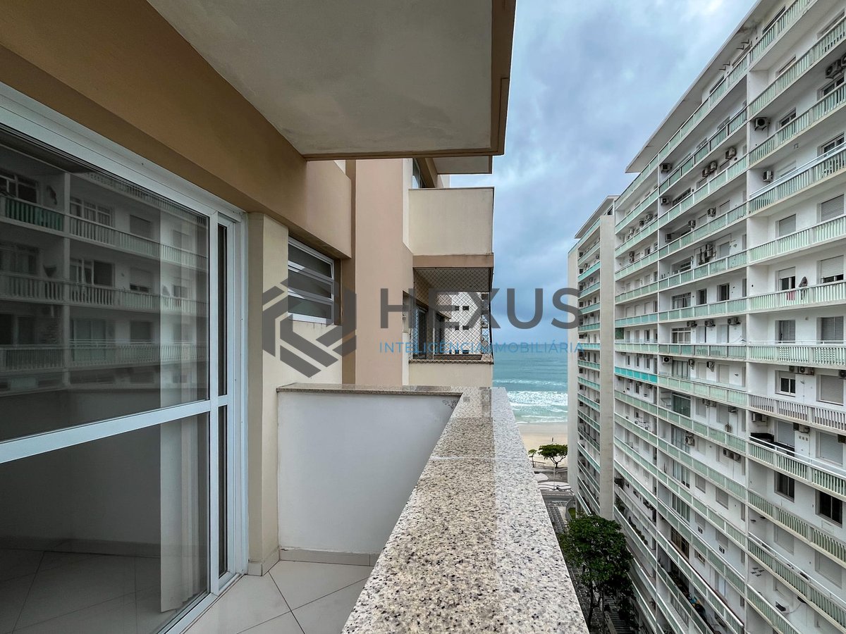 Foto 8 de Apartamento com varanda e vista mar na beira mar da Praia das Pitangueiras, Guaruja