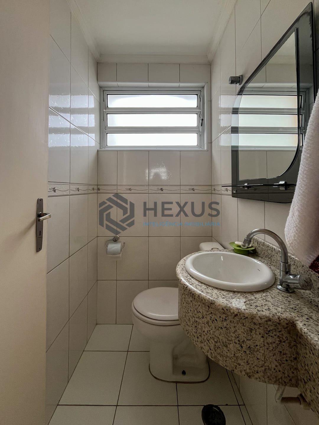 Foto 9 de Apartamento com varanda e vista mar na beira mar da Praia das Pitangueiras, Guaruja