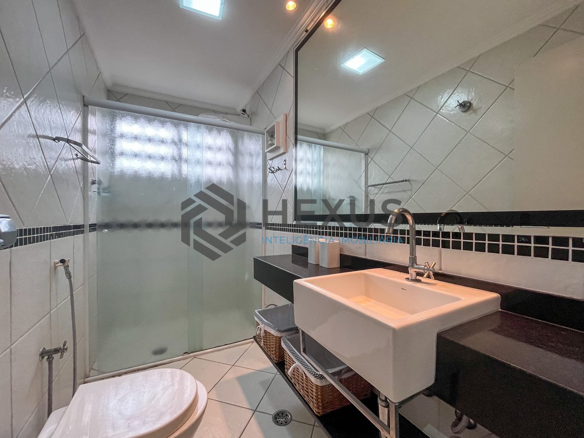 Foto 13 de Apartamento com varanda e vista mar na beira mar da Praia das Pitangueiras, Guaruja
