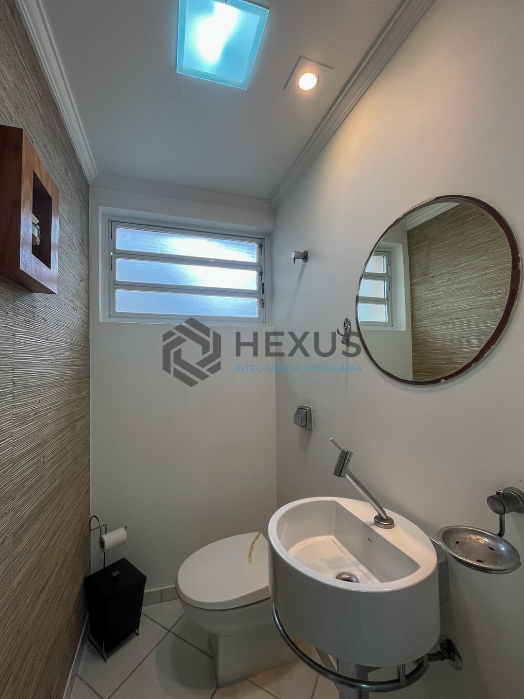 Foto 4 de Apartamento com varanda e vista mar na beira mar da Praia das Pitangueiras, Guaruja
