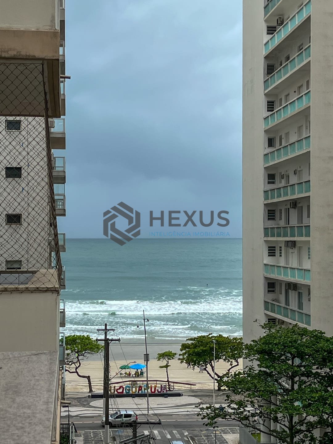 Foto 7 de Apartamento com varanda e vista mar na beira mar da Praia das Pitangueiras, Guaruja