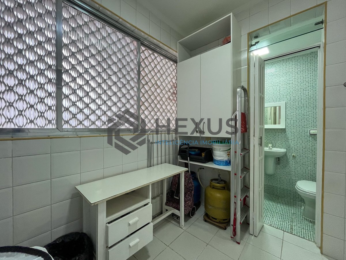 Foto 23 de Apartamento com varanda e lazer a uma quadra da Praia das Pitangueiras, Guaruja