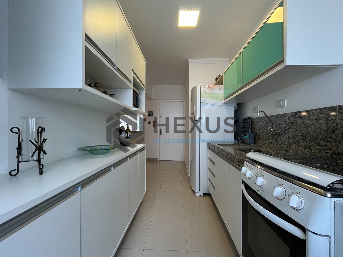 Foto 14 de Apartamento com varanda e vista mar na quadra mar da Praia das Pitangueiras, Guaruja
