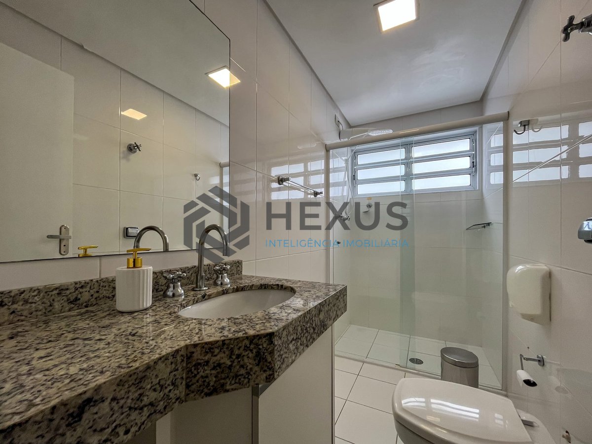 Foto 21 de Apartamento com varanda e vista mar na quadra mar da Praia das Pitangueiras, Guaruja