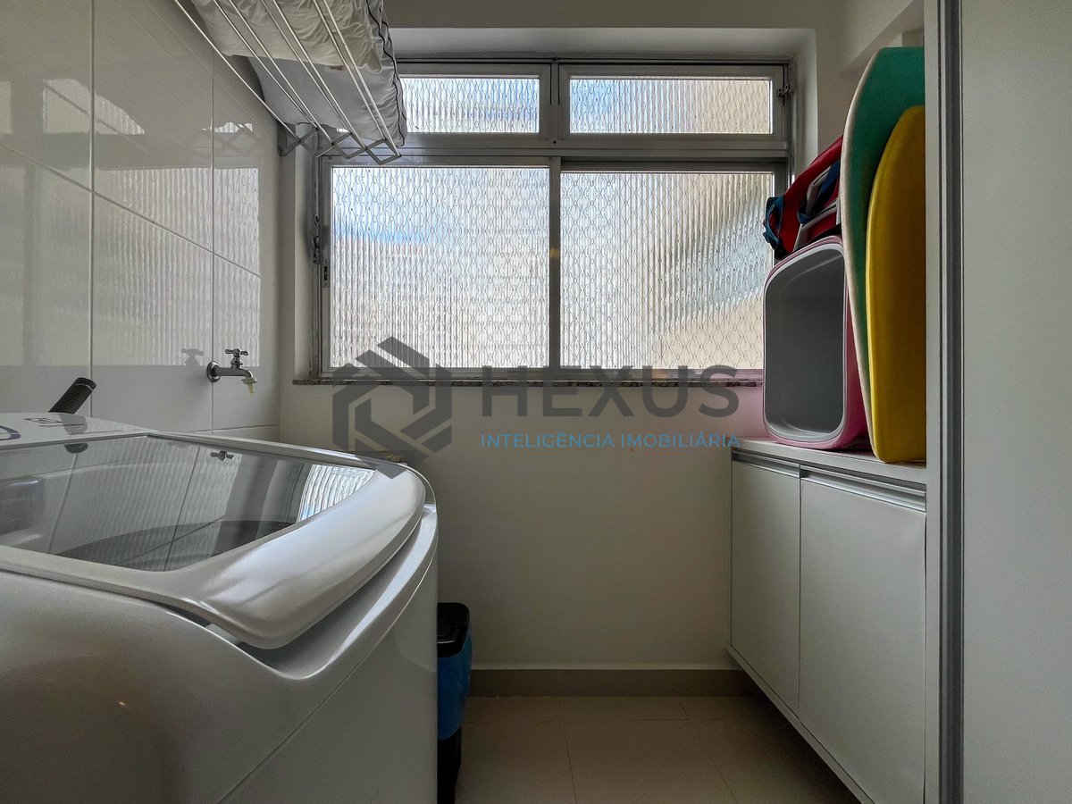 Foto 30 de Apartamento com varanda e vista mar na quadra mar da Praia das Pitangueiras, Guaruja