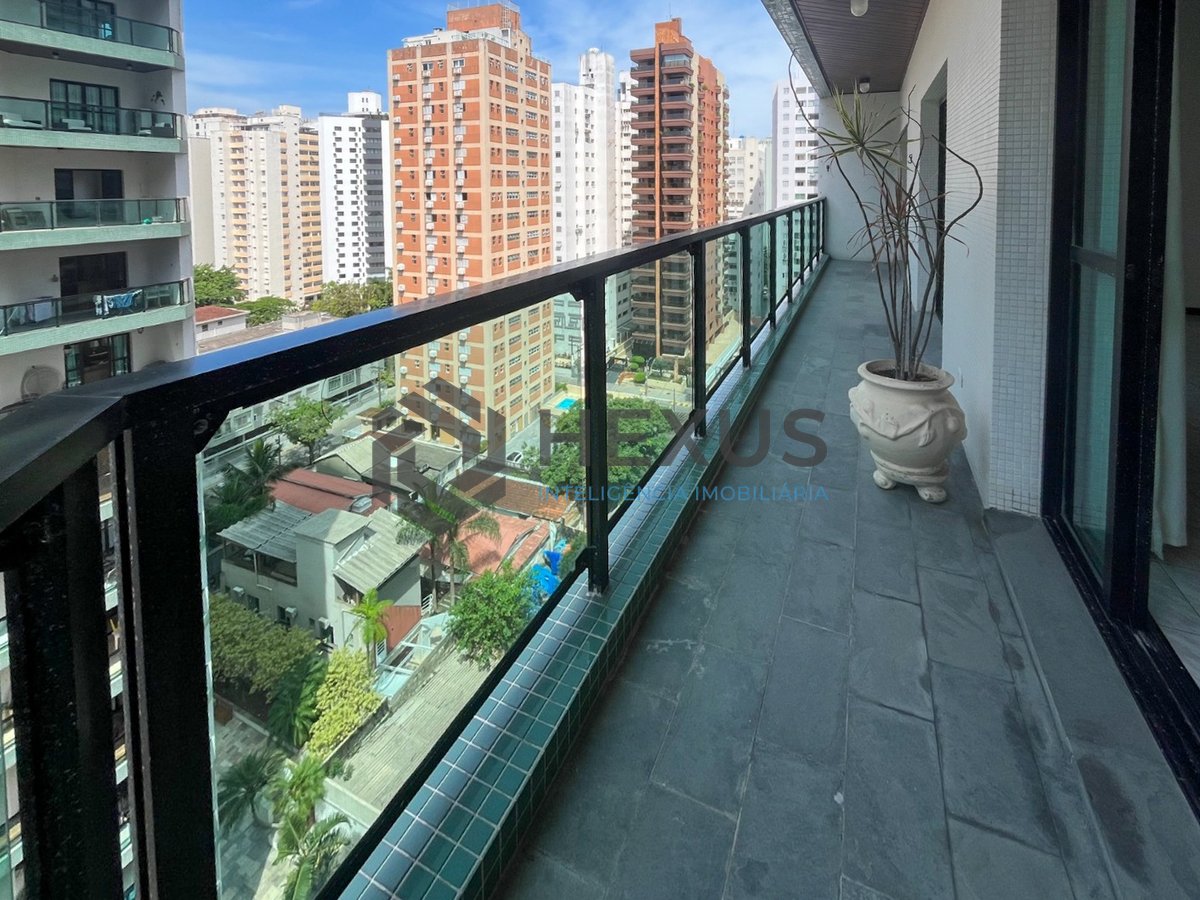 Foto 2 de Apartamento com varanda e lazer completo a duas quadras da Praia das Pitangueiras, Guaruja