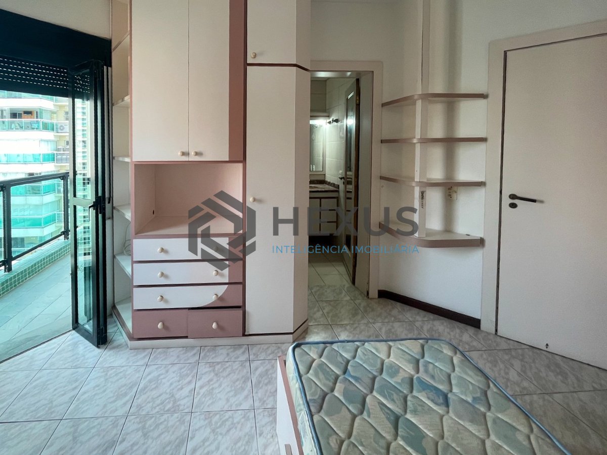 Foto 16 de Apartamento com varanda e lazer completo a duas quadras da Praia das Pitangueiras, Guaruja