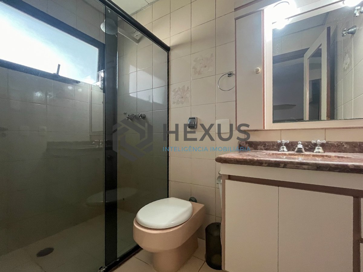 Foto 18 de Apartamento com varanda e lazer completo a duas quadras da Praia das Pitangueiras, Guaruja