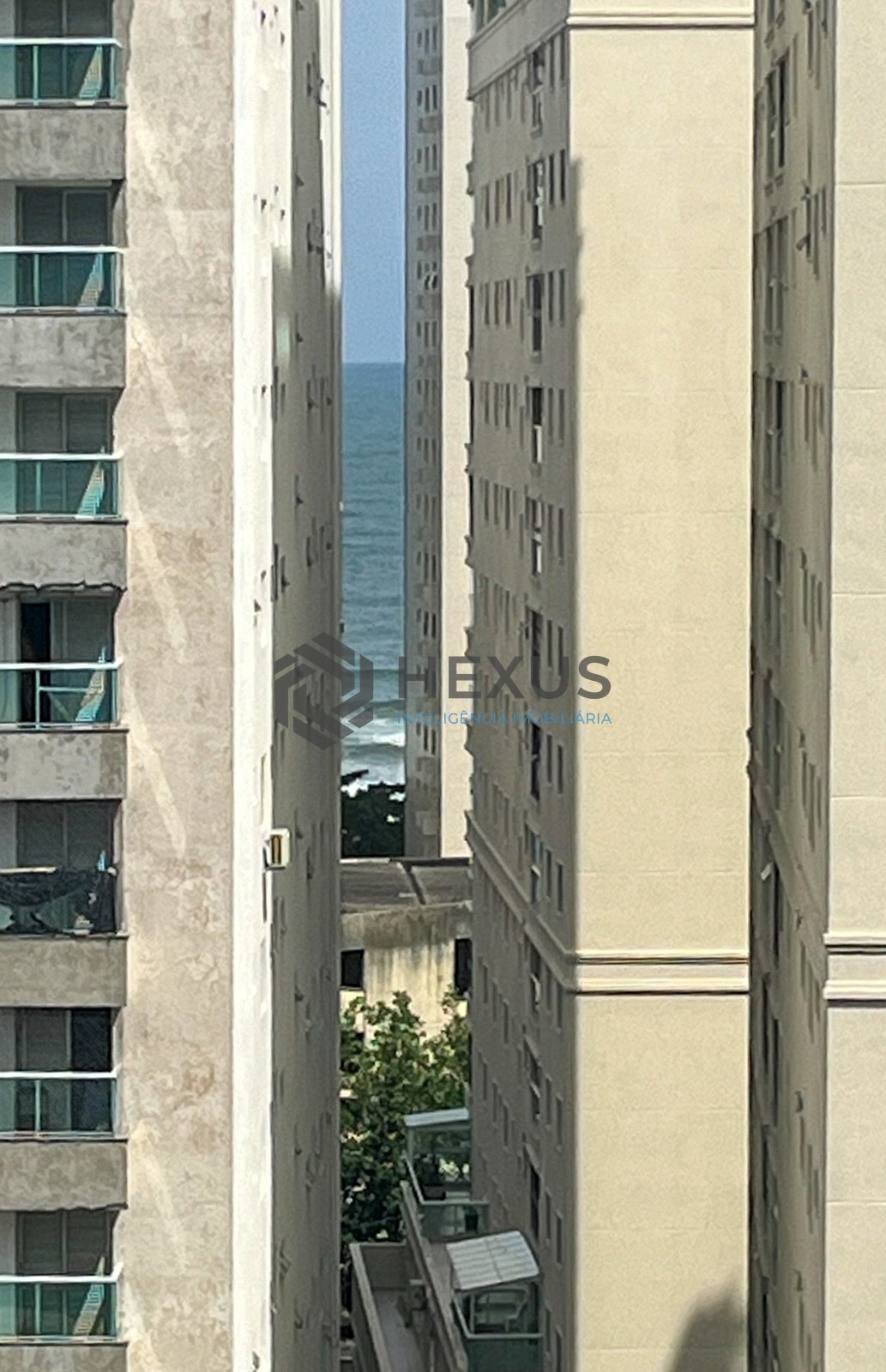 Foto 22 de Apartamento com varanda e lazer completo a duas quadras da Praia das Pitangueiras, Guaruja