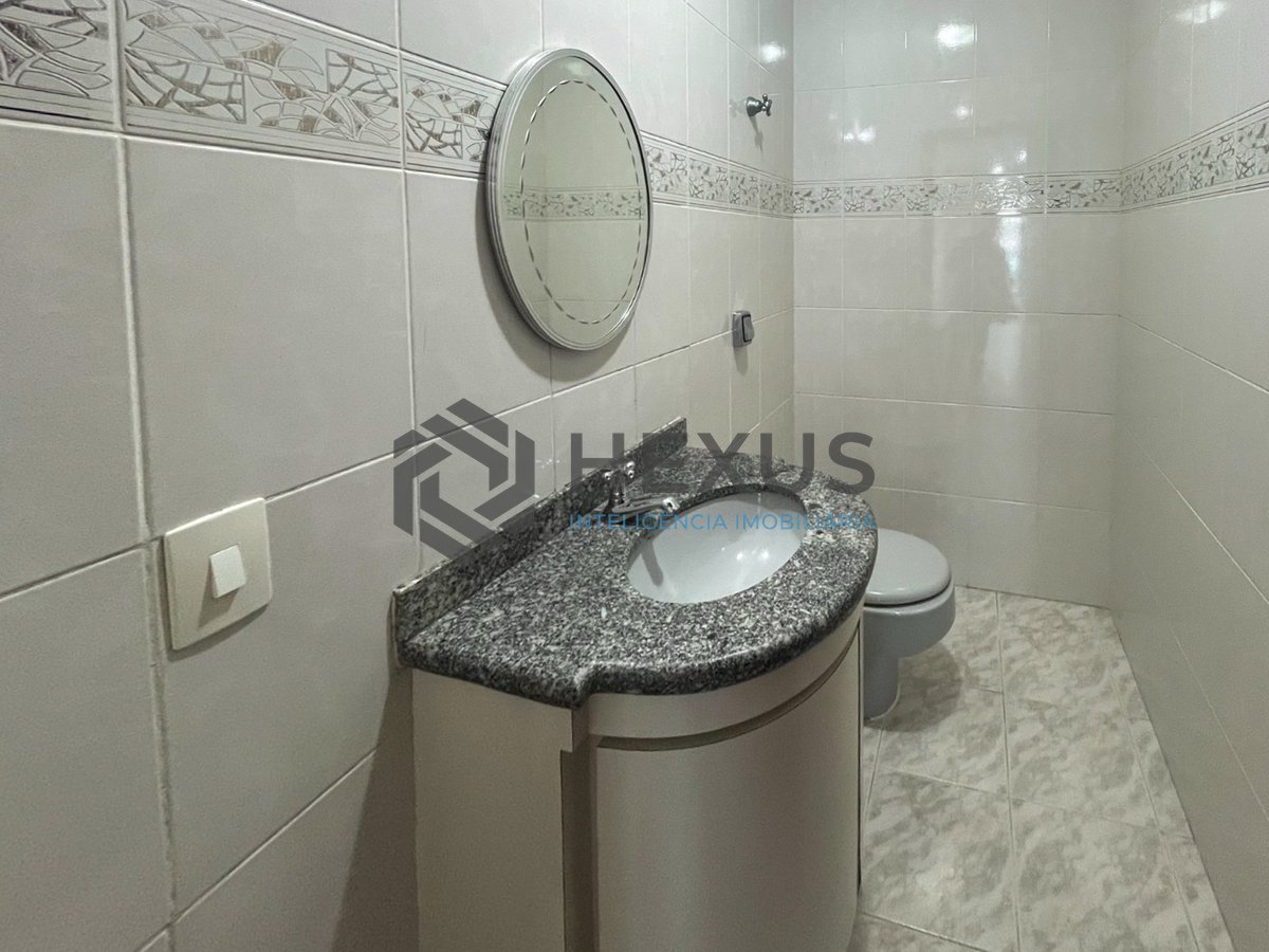 Foto 10 de Apartamento com varanda e lazer completo a duas quadras da Praia das Pitangueiras, Guaruja