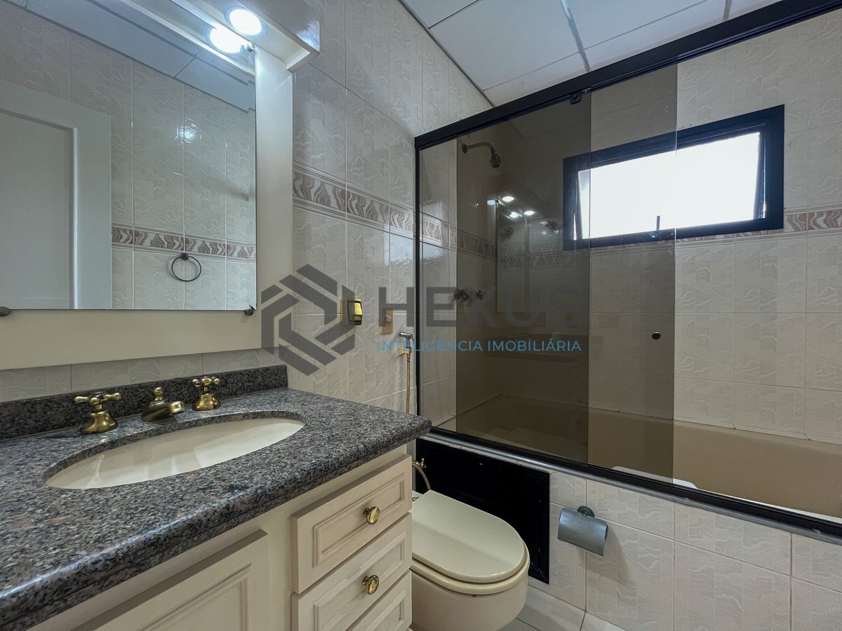 Foto 12 de Apartamento com varanda e lazer completo a duas quadras da Praia das Pitangueiras, Guaruja