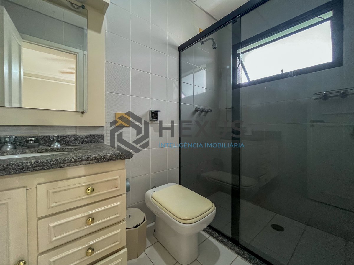 Foto 16 de Apartamento com varanda e lazer completo a duas quadras da Praia das Pitangueiras, Guaruja
