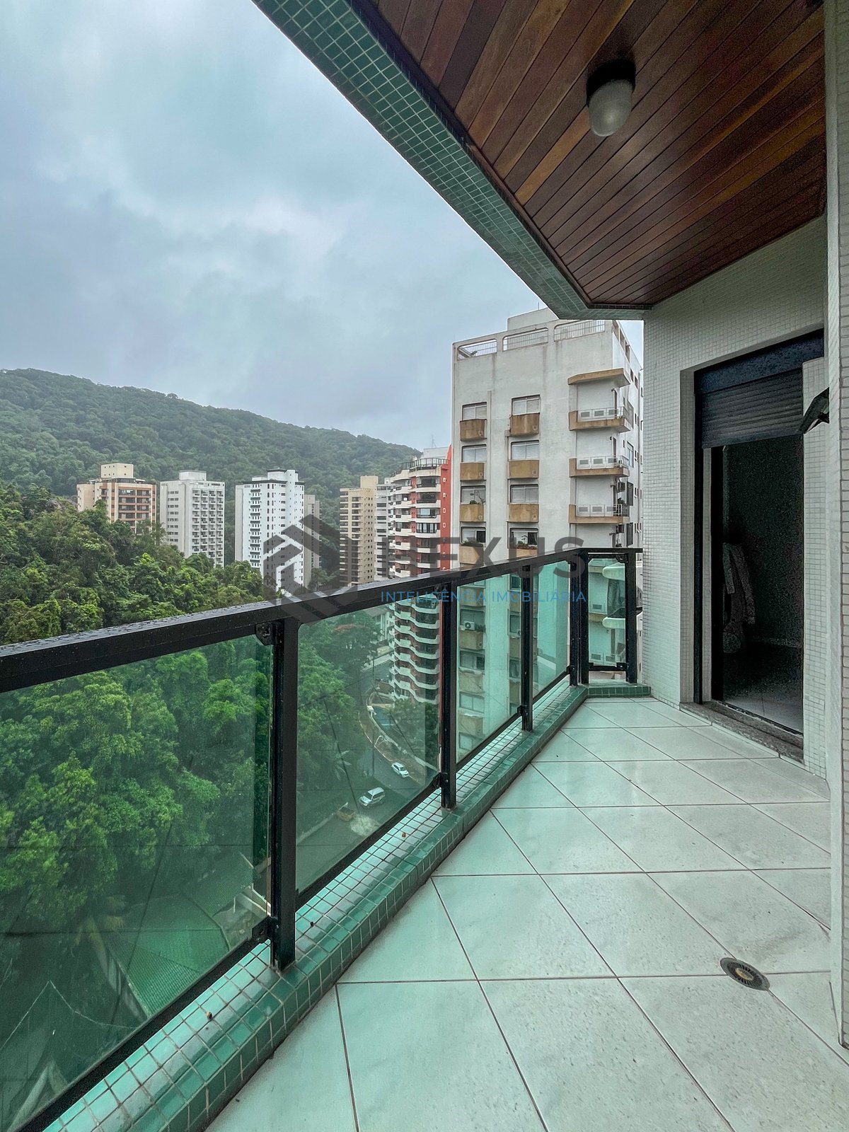 Foto 20 de Apartamento com varanda e lazer completo a duas quadras da Praia das Pitangueiras, Guaruja