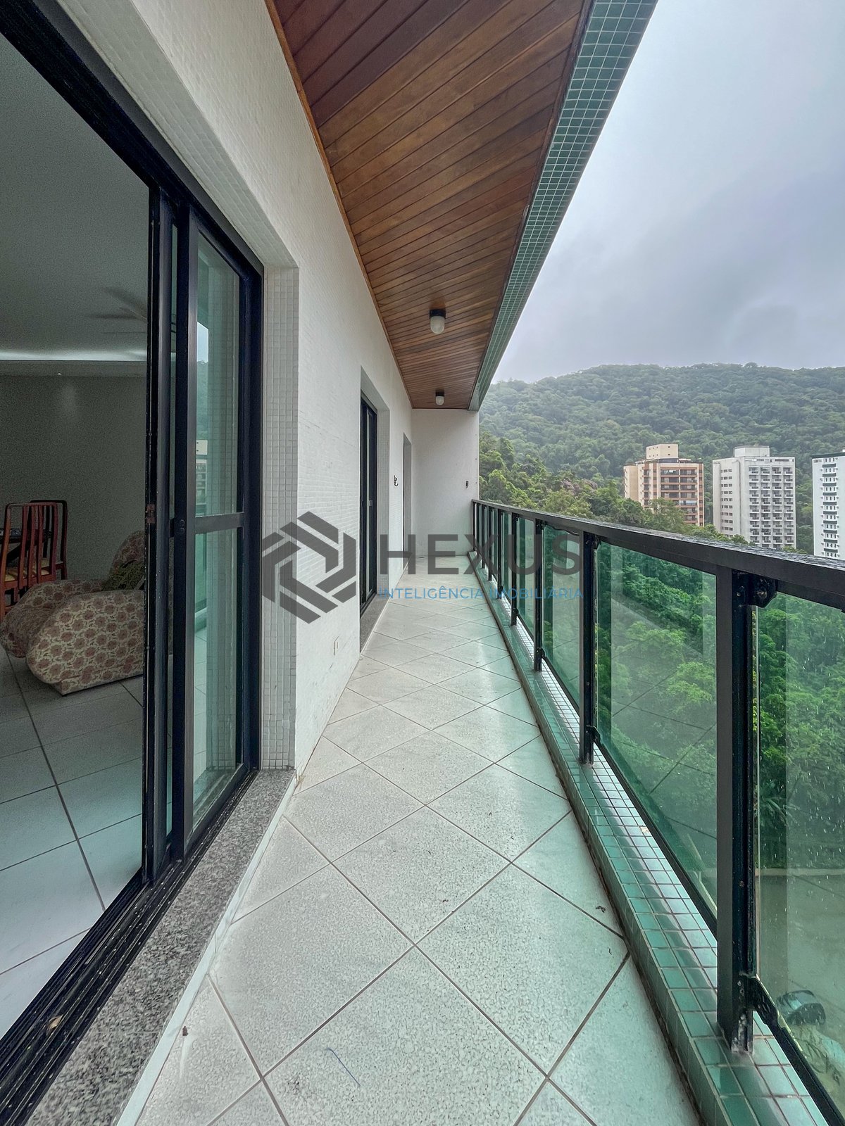 Foto 3 de Apartamento com varanda e lazer completo a duas quadras da Praia das Pitangueiras, Guaruja