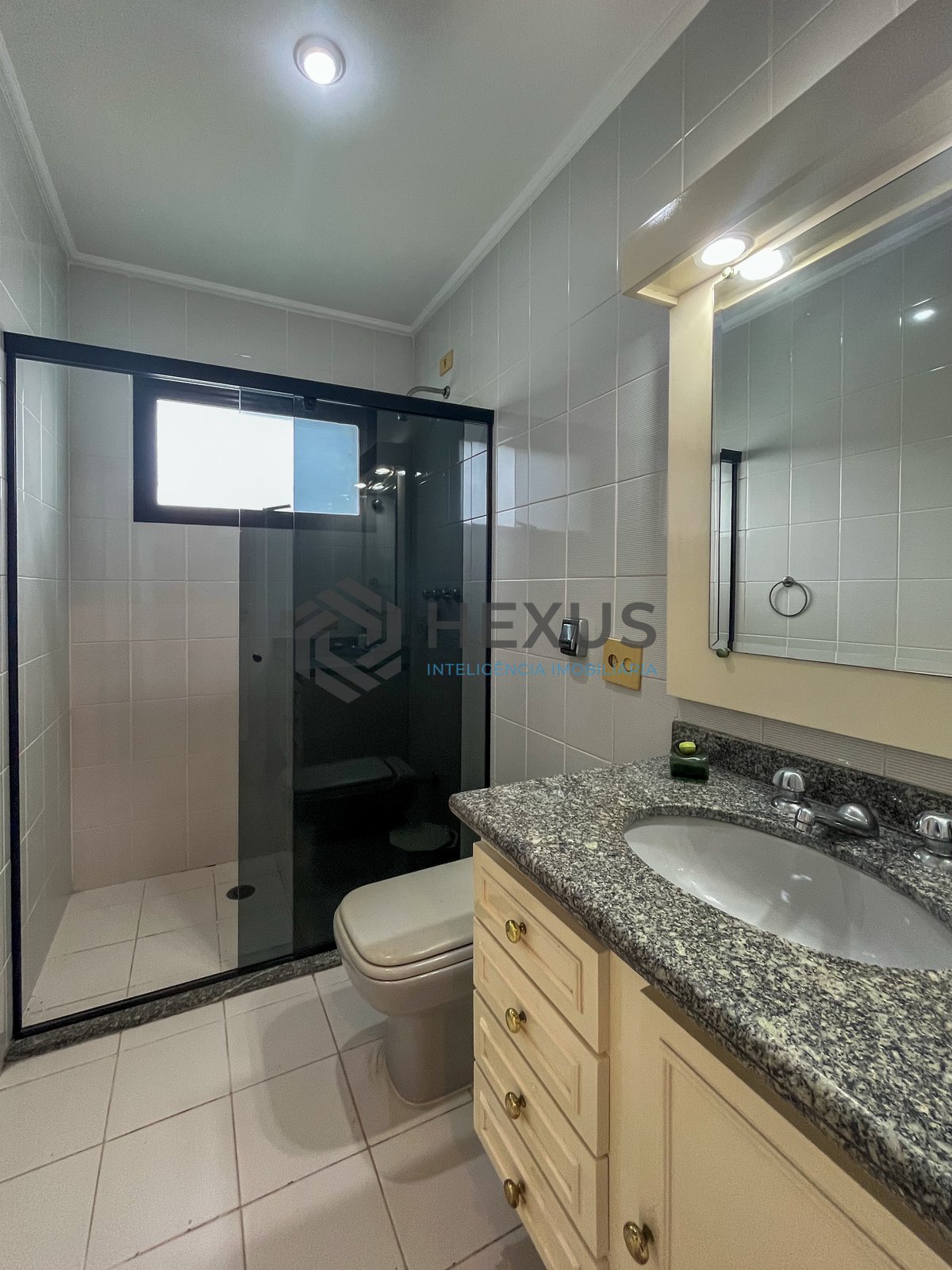 Foto 21 de Apartamento com varanda e lazer completo a duas quadras da Praia das Pitangueiras, Guaruja