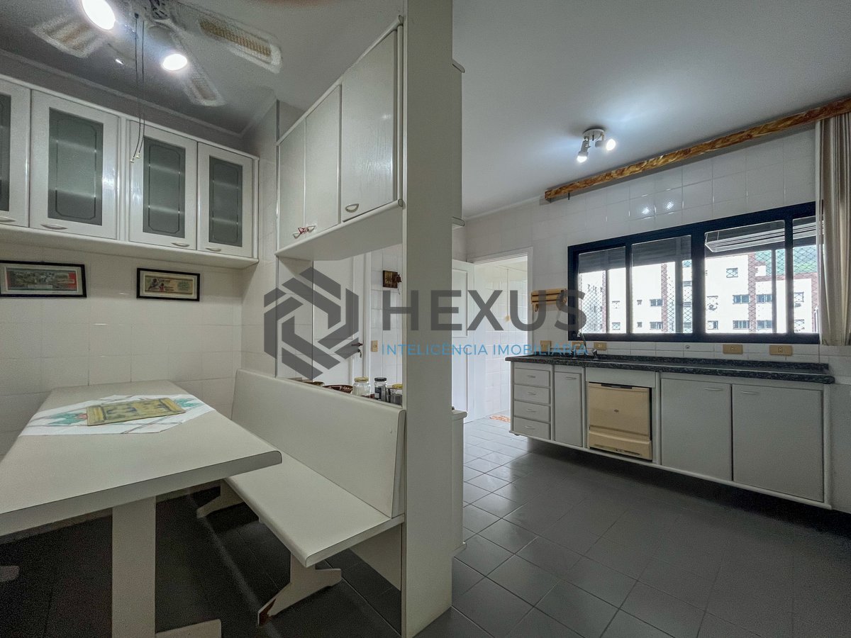 Foto 22 de Apartamento com varanda e lazer completo a duas quadras da Praia das Pitangueiras, Guaruja