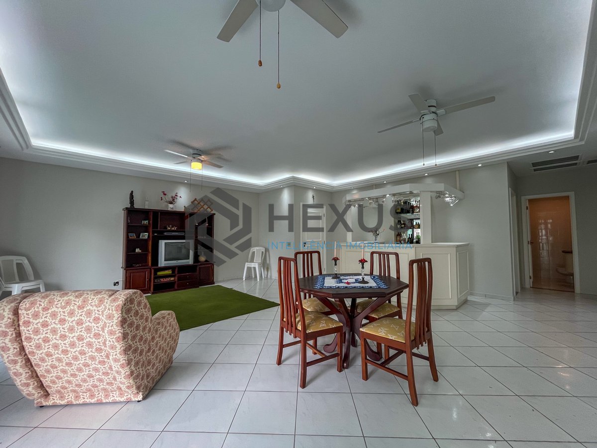 Foto 4 de Apartamento com varanda e lazer completo a duas quadras da Praia das Pitangueiras, Guaruja