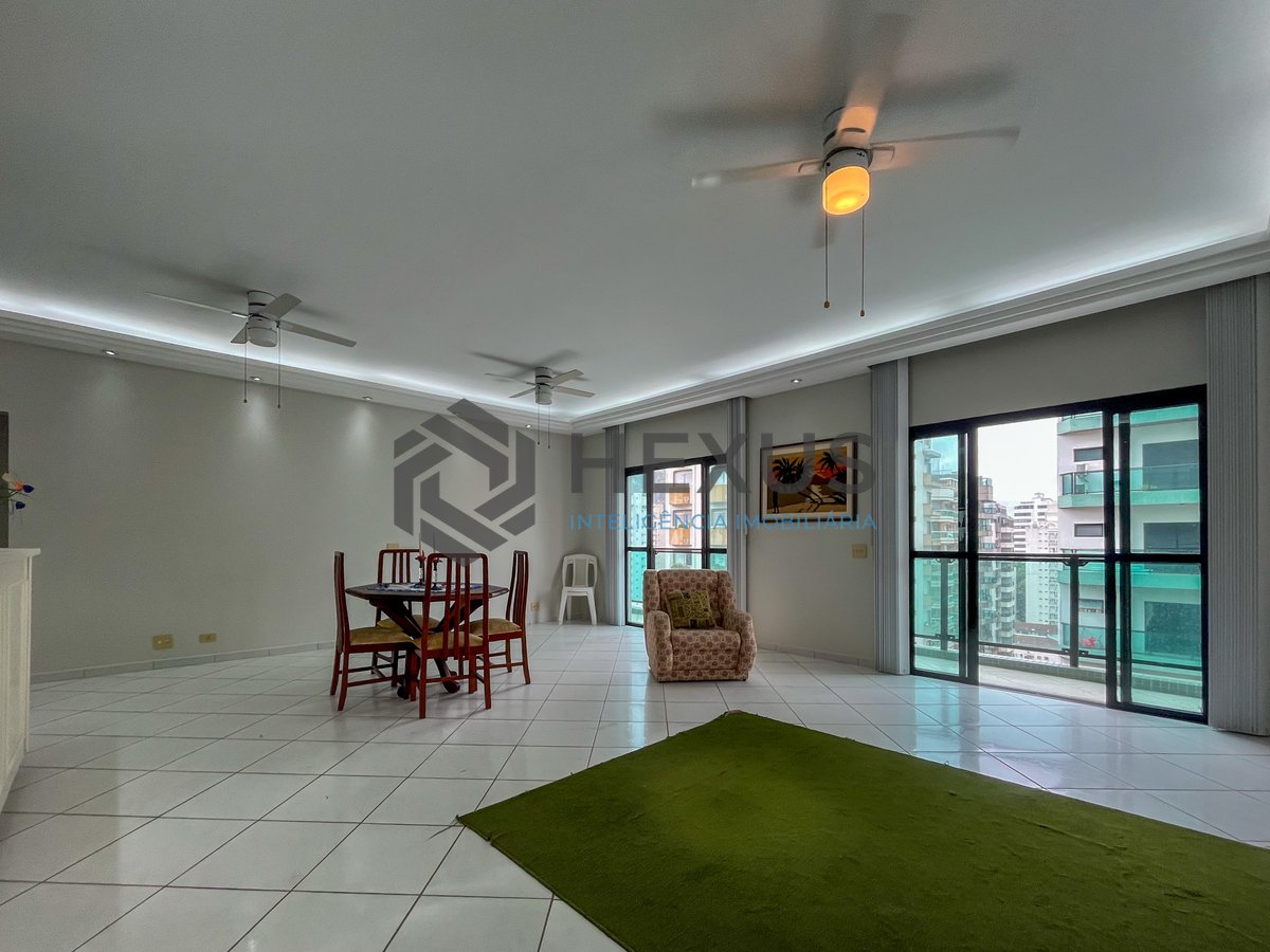 Foto 5 de Apartamento com varanda e lazer completo a duas quadras da Praia das Pitangueiras, Guaruja