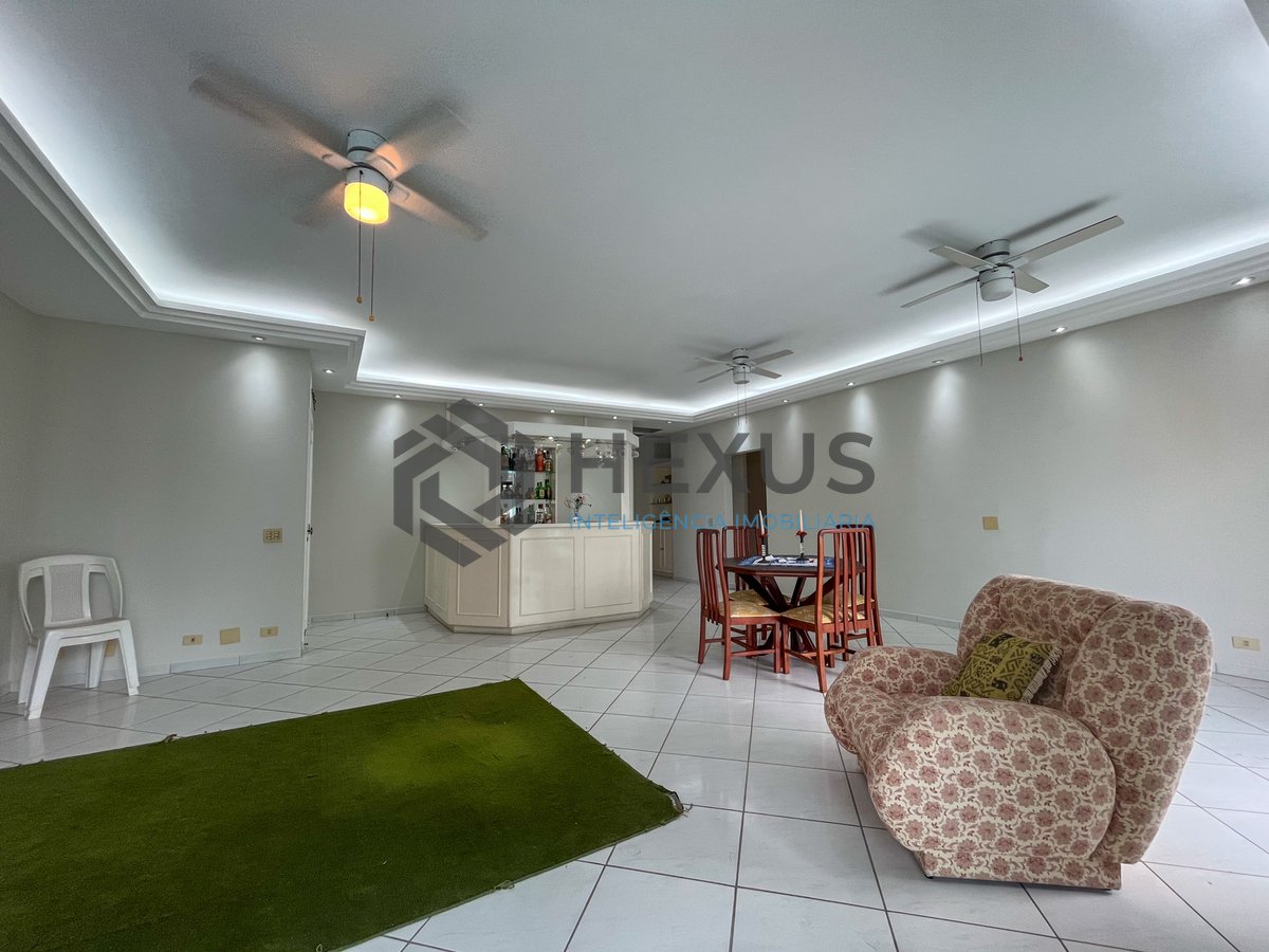 Foto 6 de Apartamento com varanda e lazer completo a duas quadras da Praia das Pitangueiras, Guaruja
