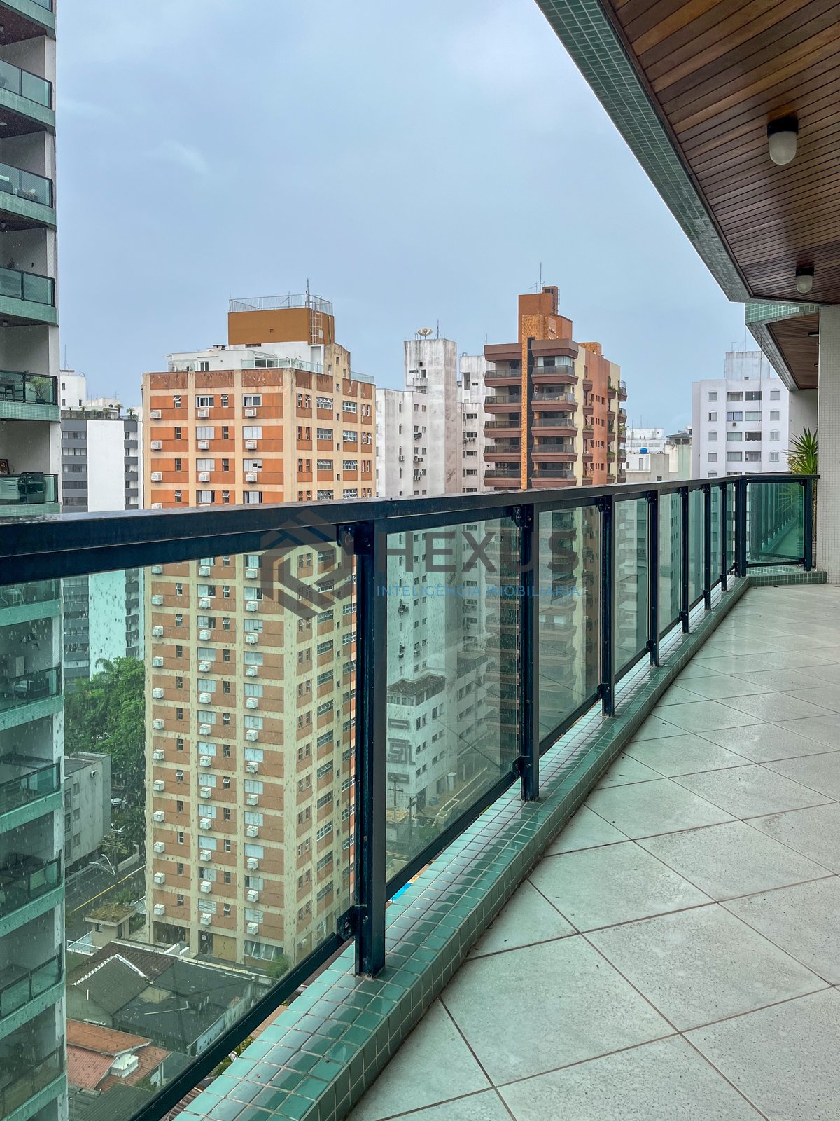 Foto 7 de Apartamento com varanda e lazer completo a duas quadras da Praia das Pitangueiras, Guaruja