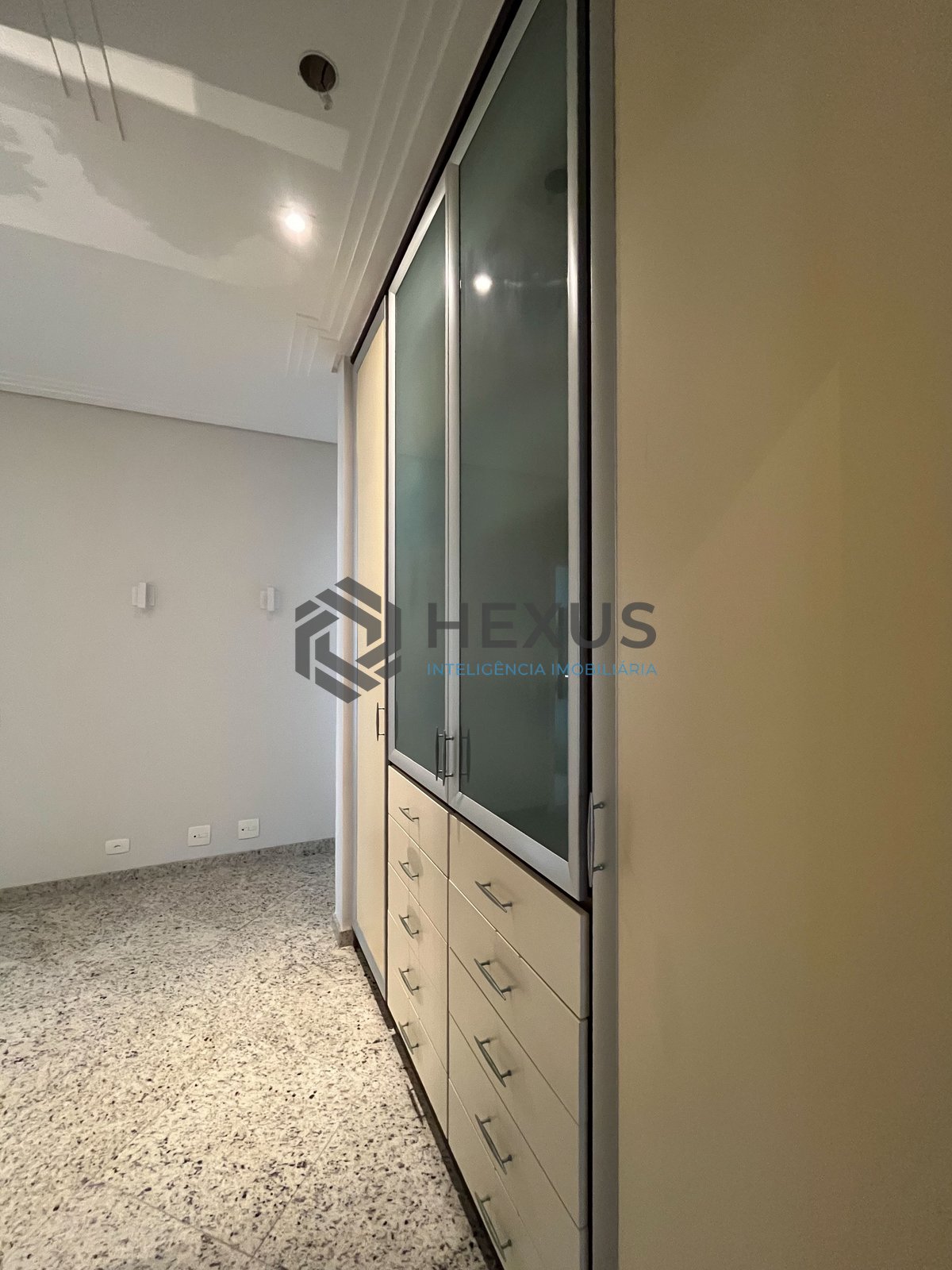 Foto 14 de Apartamento reformado com varanda e lazer completo a duas quadras da Praia das Pitangueiras, Guaruja