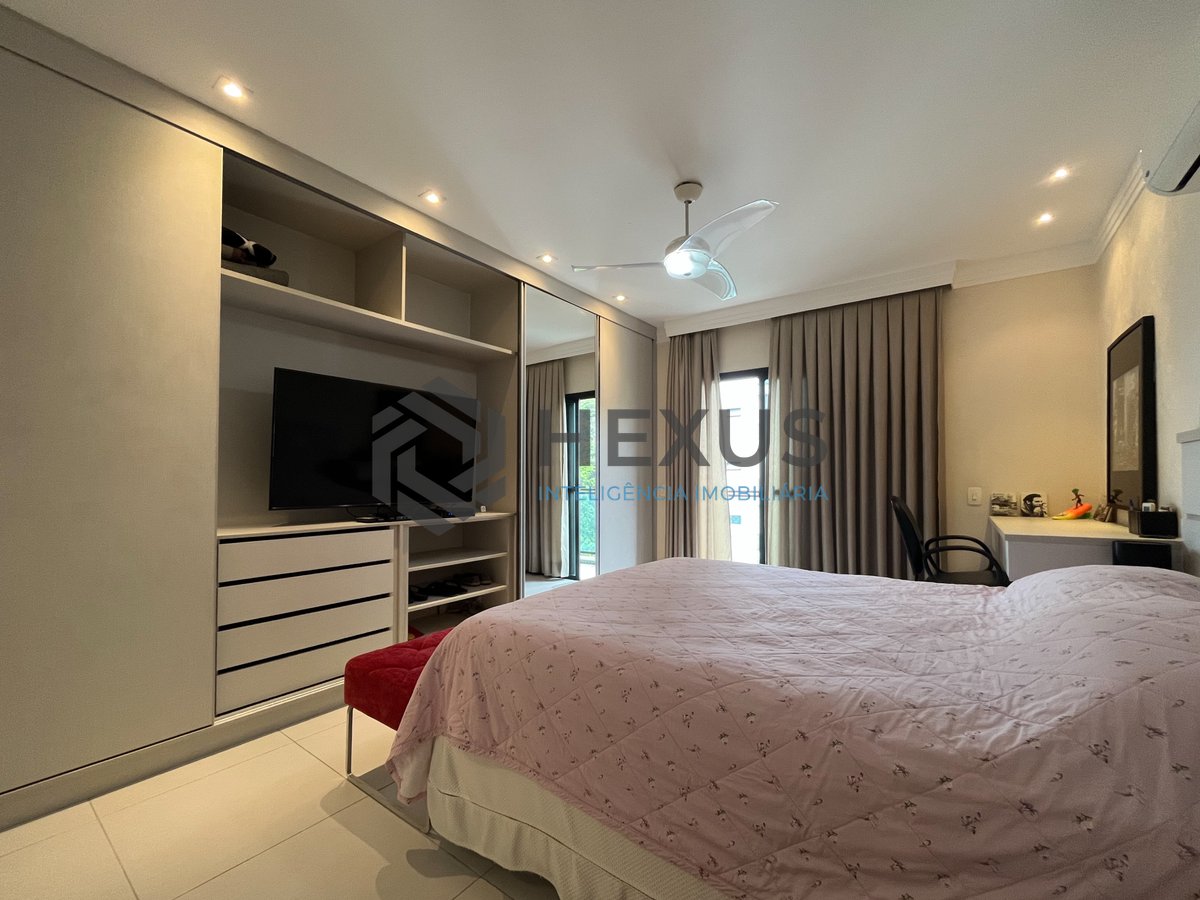 Foto 15 de Apartamento reformado com varanda e lazer completo a duas quadras da Praia das Pitangueiras, Guaruja