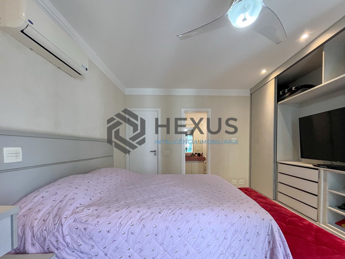 Foto 17 de Apartamento reformado com varanda e lazer completo a duas quadras da Praia das Pitangueiras, Guaruja