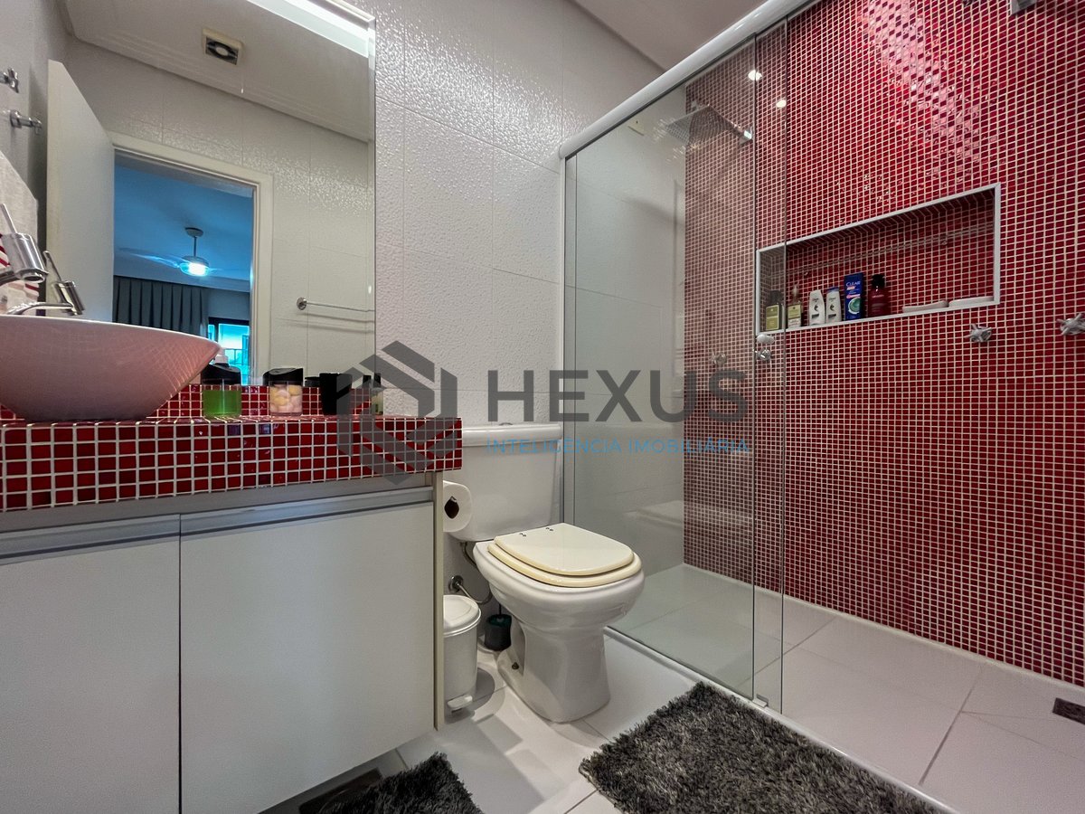 Foto 18 de Apartamento reformado com varanda e lazer completo a duas quadras da Praia das Pitangueiras, Guaruja