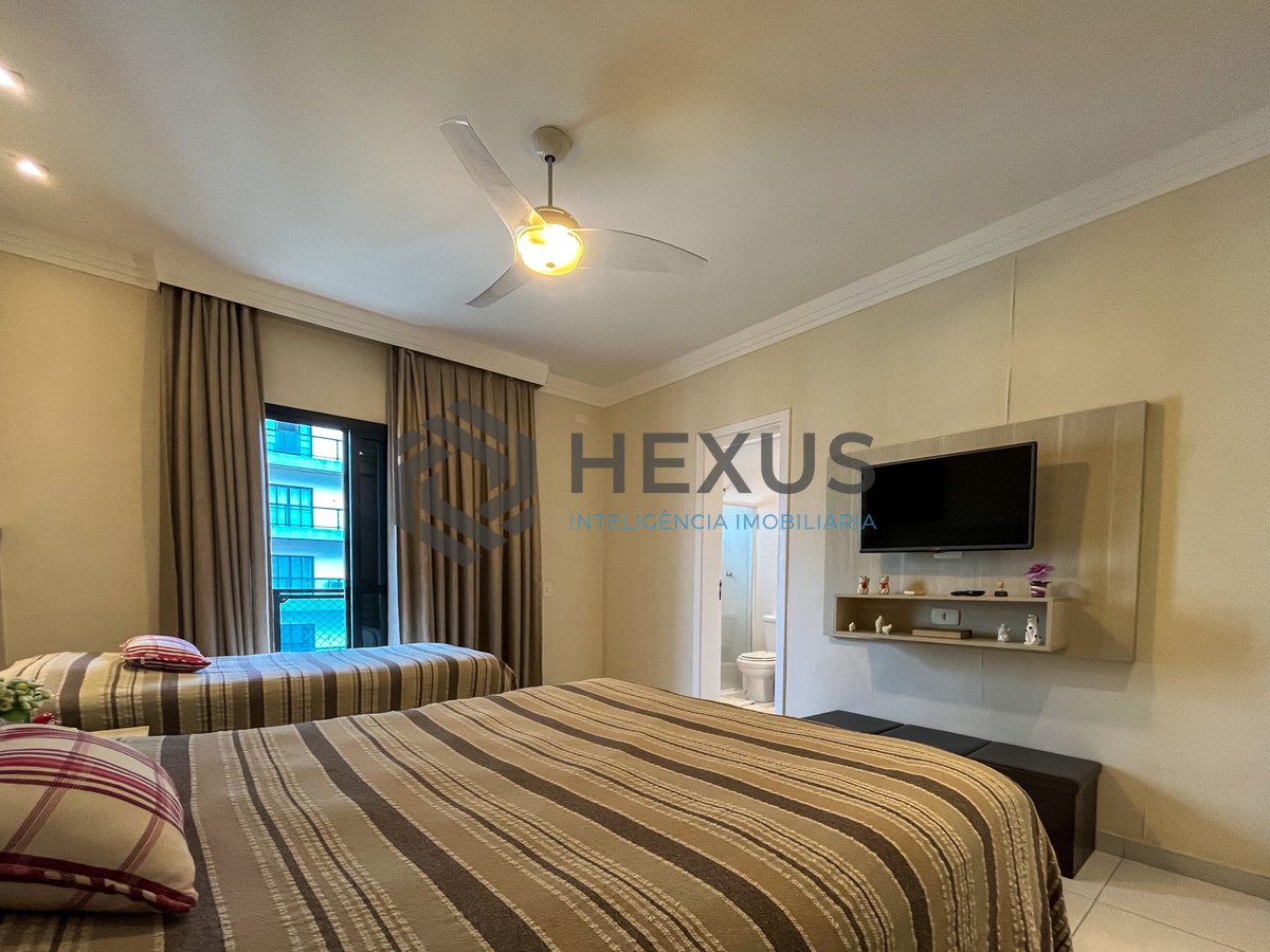 Foto 19 de Apartamento reformado com varanda e lazer completo a duas quadras da Praia das Pitangueiras, Guaruja