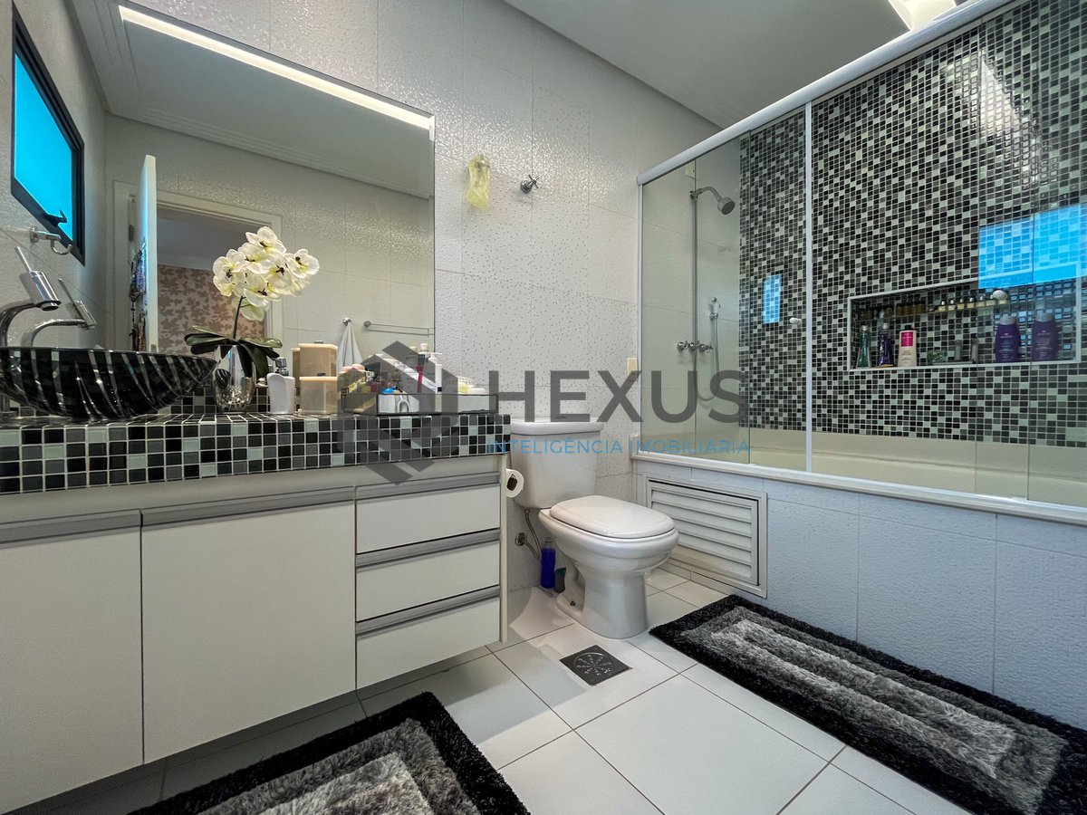 Foto 31 de Apartamento reformado com varanda e lazer completo a duas quadras da Praia das Pitangueiras, Guaruja