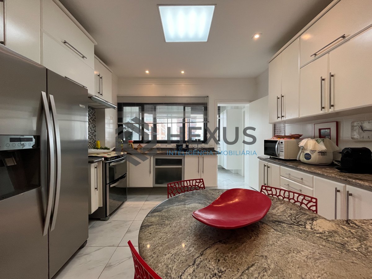 Foto 32 de Apartamento reformado com varanda e lazer completo a duas quadras da Praia das Pitangueiras, Guaruja